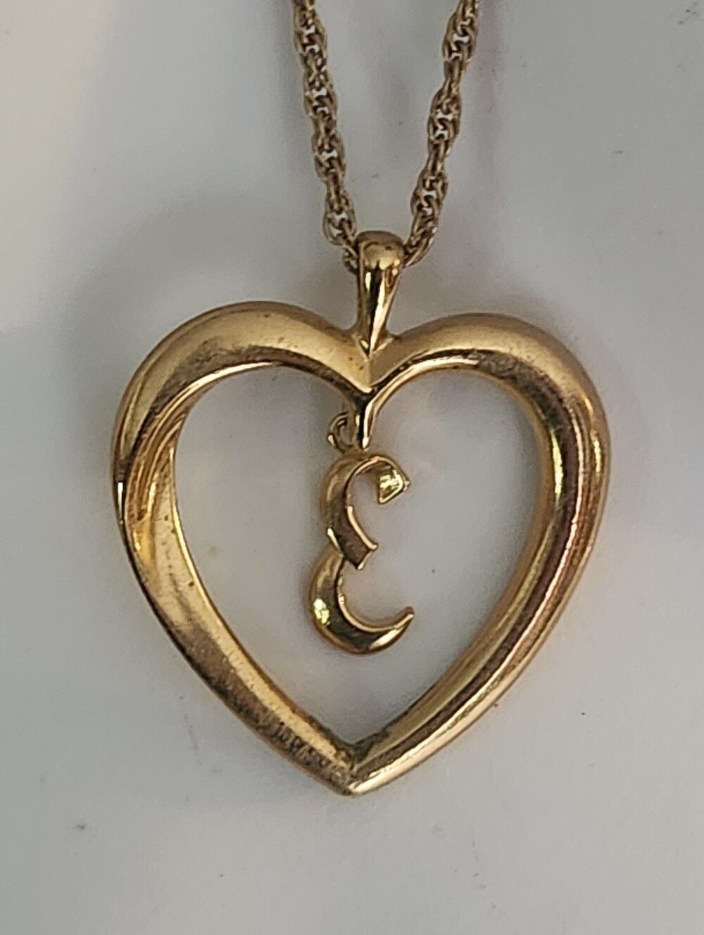 Vtg Avon Gold Tone Heart Initial E Pendant Necklace - 26 Inches